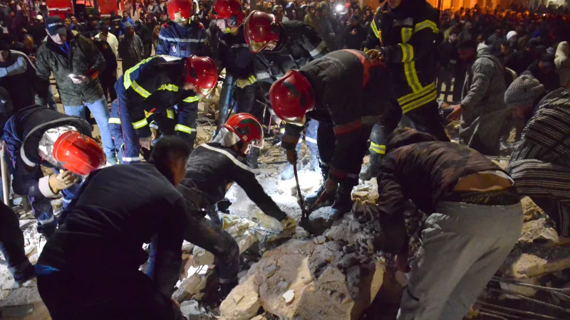 Paraguassu FM 87.9 — Equipes de resgate buscam vítimas nos escombros após dois prédios desabarem na região de Al Massira, na cidade de Fez, no Marrocos, no dia 9 de dezembro de 2025 Ahmed Alaoui Mrani/AFP Pelo menos 19 pessoas morreram e 16 ficaram feridas no desabamento de dois prédios na cidade de Fez, antiga capital do Marrocos, na madrugada desta quarta-feira (10), segundo informações da agência de notícias Reuters. A agência estatal MAP informou que os feridos estão com “diferentes graus de gravidade” e as equipes de resgate seguem trabalhando nos escombros em busca de sobreviventes. De acordo com autoridades locais, os edifícios [&hellip;]