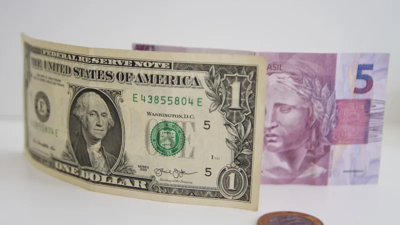 Grande Serra Ouricuri — Entenda o que faz o preço do dólar subir ou cair O dólar opera em alta nesta segunda-feira (19), com avanço de 0,16% por volta das 9h10, cotado a R$ 5,3809. Já o Ibovespa, principal índice da bolsa brasileira, abre às 10h. A semana começa com uma agenda mais enxuta, mas não livre de tensões. Projeções econômicas no Brasil, feriado nos Estados Unidos e novos ruídos geopolíticos moldam o humor dos mercados, enquanto investidores acompanham sinais vindos da política e das commodities. 📱Baixe o app do g1 para ver notícias em tempo real e de graça ▶️ No Brasil, o [&hellip;]