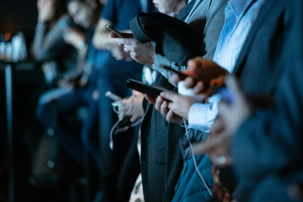 Grande Serra Ouricuri — Celular Unsplash/camilo jimenez Em duas décadas, as redes sociais se infiltraram na vida da maioria da população e se tornaram indispensáveis. Essa dependência está ligada à nossa necessidade de socializar, característica intrínseca do ser humano. À medida que digitalizamos atividades como trabalho, finanças e consumo, a vida social acompanha esse movimento. Muitos de nós sentimos a necessidade de obter aprovação de outras pessoas em aspectos do cotidiano, como roupas, aparência ou opiniões, para sustentar uma autoimagem consistente. A dependência das redes sociais entre crianças e adolescentes é especialmente preocupante. Nessa fase da vida, emoções intensas e a busca por recompensas [&hellip;]